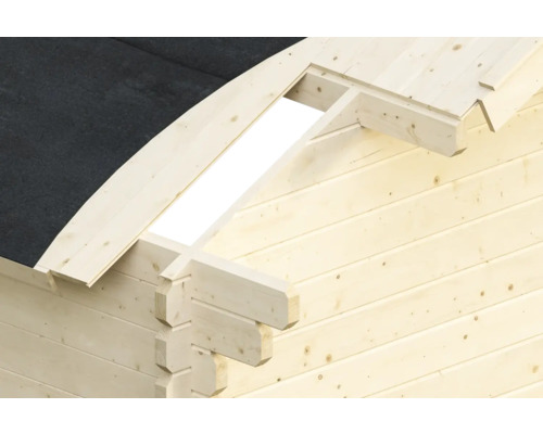 Detailopname van een tuinhuis met houten wand en dakconstructie