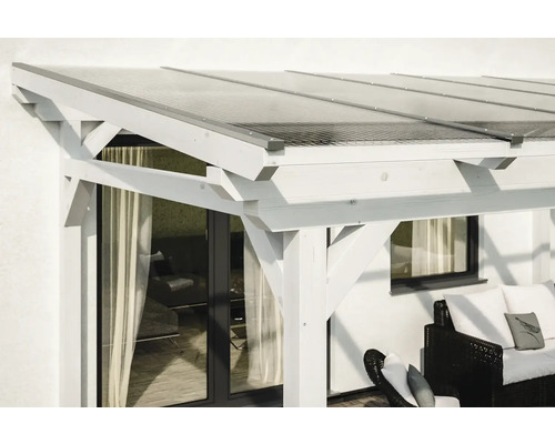 Detail van een wit houten terras met transparant dak