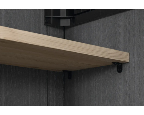 Legplank met beugel aan een donkere wand