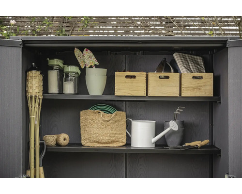 Tuinkast met tuingereedschap, plantenbakken en opbergbakken