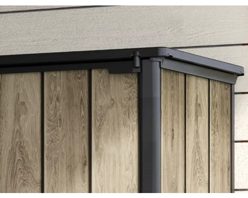 Detailopname van een tuinhuis met houten bekleding en donker frame