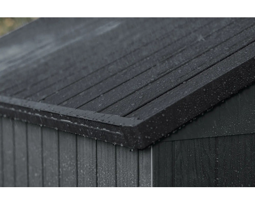 Detail van een houten tuinhuisdak in de regen