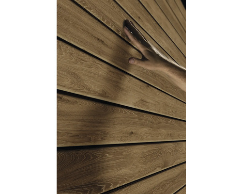 Houten gevelbekleding met voelbare textuur en hand