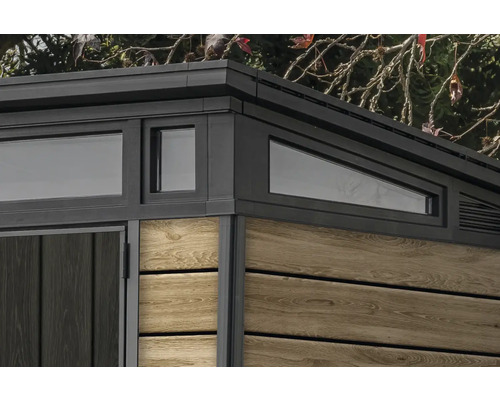 Detail van een tuinhuis met ramen en houten bekleding.