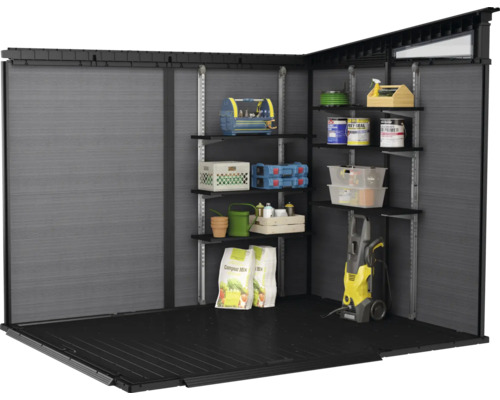 Binnenaanzicht van een tuinhuis met planken en tuingereedschap