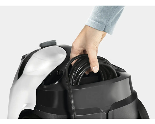 Iemand bergt het snoer van een stofzuiger op.