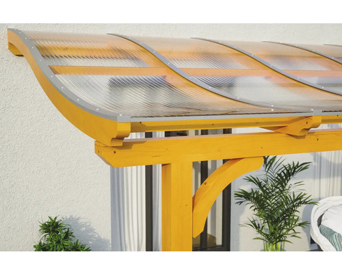 Detailopname van een terrasoverkapping met houten constructie en golvend kunststof dak