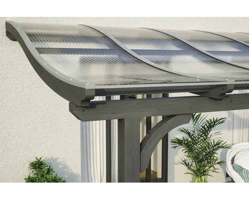 Gedetailleerd beeld van een terrasoverkapping met transparante kunststof platen op een houten constructie