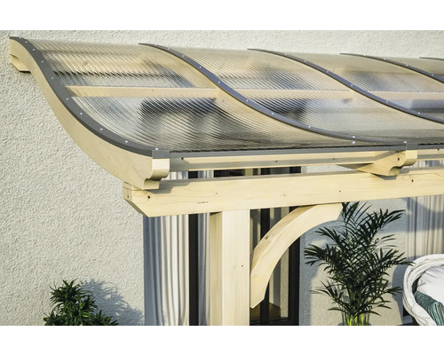 Detailopname van een terrasoverkapping met houten constructie en transparant dak