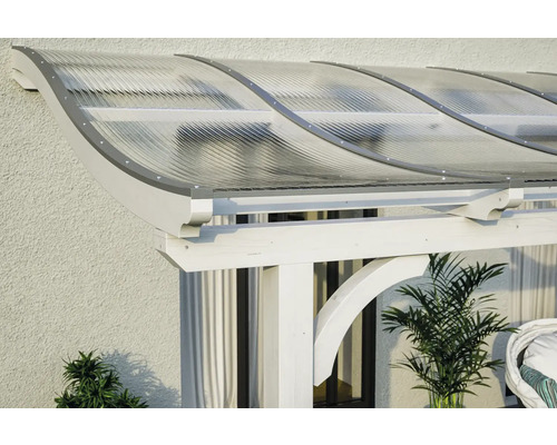 Detail van een terrasoverkapping met doorschijnende platen en houten constructie