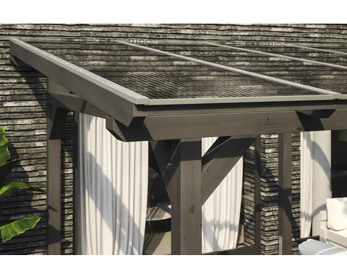 Gedetailleerd uitzicht van een houten pergola met transparant dak en witte gordijnen