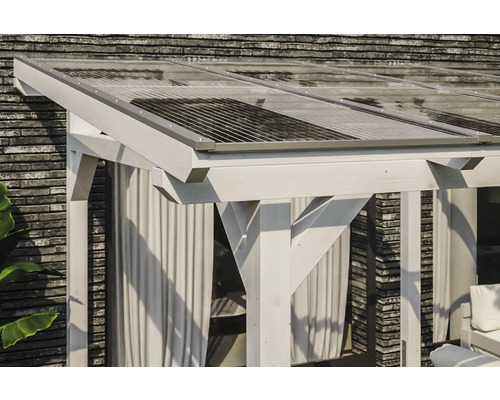 Detailopname van een terrasoverkapping met transparant dak en wit houten frame.