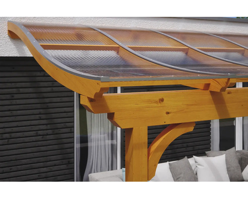 Detailopname van een houten pergola met transparant dak