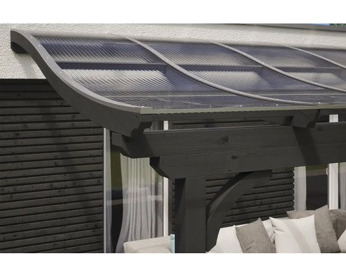 Detailopname van een terrasoverkapping met houten constructie en polycarbonaat platen.