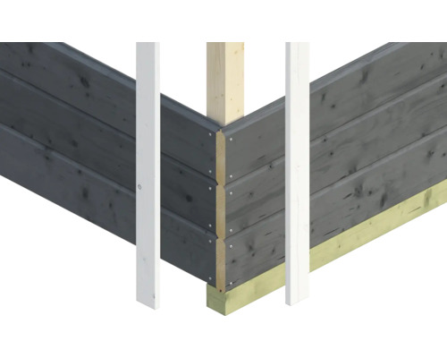 Detailopname van een houten huis met een grijze houten gevel en witte sierlijsten