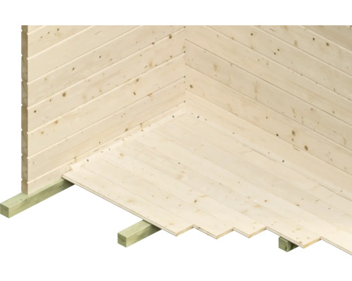 Binnenhoek van een tuinhuis met houten wanden en houten vloer