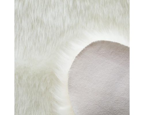 Detail van een wit tapijt met lange vezels en een antislip onderkant