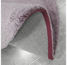 Detailweergave van een lila tapijt met pool en textiele rug