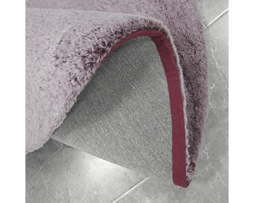 Detailweergave van een lila tapijt met pool en textiele rug