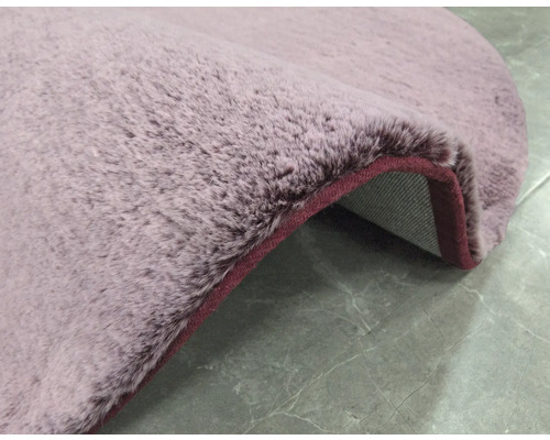 Detailweergave van een rond vloerkleed met pool