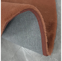 Detail van een bruin tapijt met stoffen achterkant
