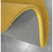 Detailopname van een vloerkleed met pool en textielen rug