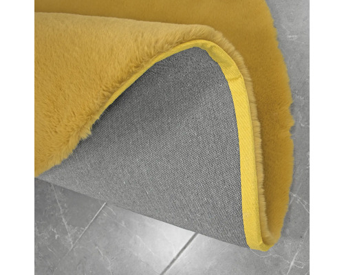 Detailopname van een vloerkleed met pool en textielen rug