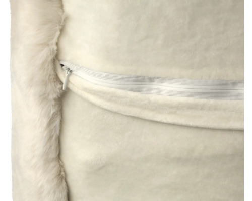 Detailopname van een kussen met ritssluiting en rand van imitatiebont