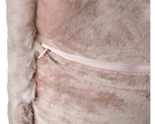 Detailopname van een sierkussen met ritssluiting en rand van imitatiebont