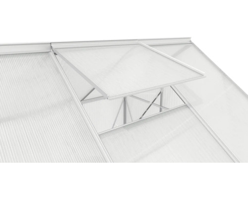 Detail van een kas met een open raam