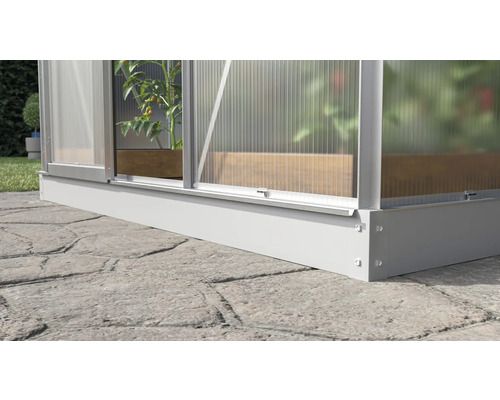 Detailopname van een kas met aluminium frame en fundering