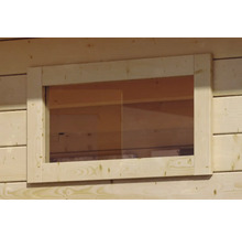 Houten raam voor een tuinhuis