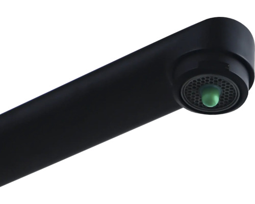 Gedetailleerde weergave van een zwarte kraanuitloop met perlator