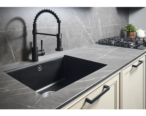 Spoelbak met kraan op aanrecht