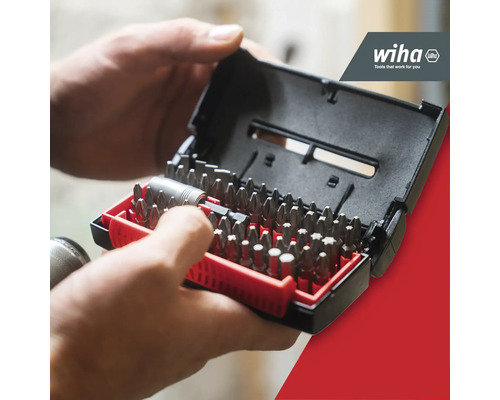 Hand houdt een geopende bitset met verschillende bits vast