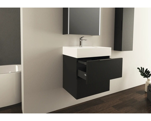 Moderne badkamer met wastafelonderkast, spiegel en hoge kast