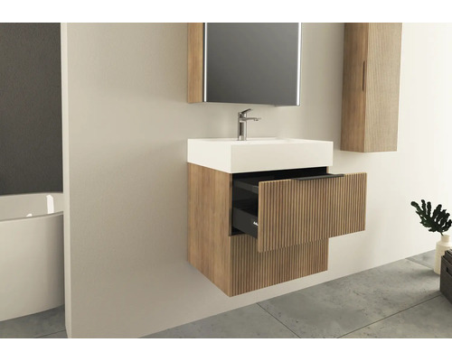 Badkamer met wastafel, spiegel en open lade-element