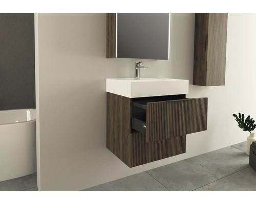 Badkamer met wastafel, spiegel en open ladekast