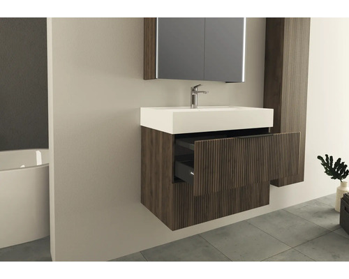 Moderne badkamer met wastafel, wasbak, spiegelkast en open lade-element.