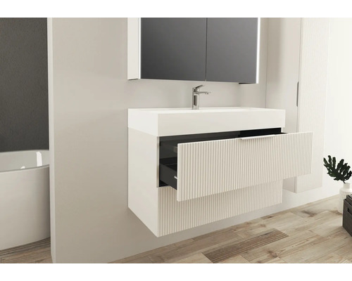 Badkamer met wastafelmeubel, spiegelkast, wastafel en open lade