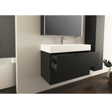 Moderne badkamer met wastafelonderkast, spiegel en hoge kast