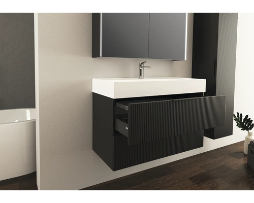 Moderne badkamer met wastafelonderkast, spiegel en hoge kast