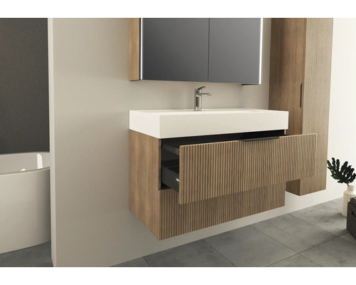 Moderne badkamer met wastafelonderkast, spiegelkast en hoge kast in houtlook