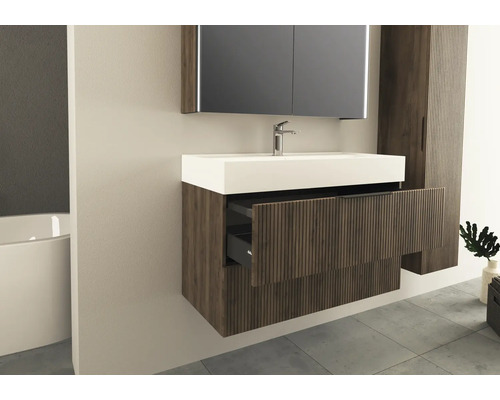 Badkamer met wastafelonderkast met lade, wastafel, spiegelkast en hoge kast