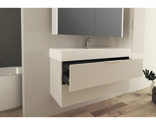 Badkamerscène met wastafel, wastafelonderkast met open lade, spiegelkast en kraan