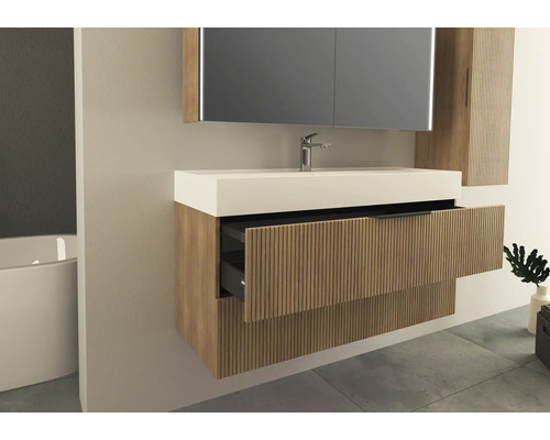 Badkamer met wastafelonderkast, wastafel, spiegel en open lade
