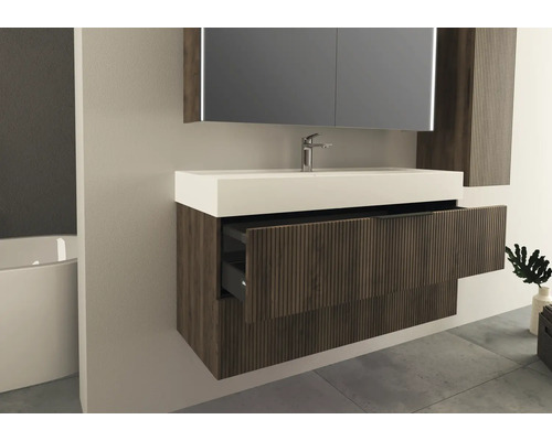 Badkamer met wastafel, spiegel en open lade