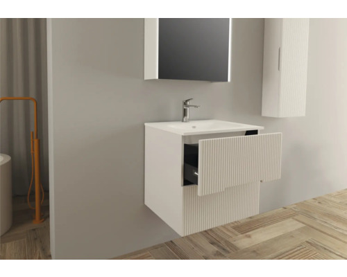 Badkamer met wastafelonderkast, spiegel en hangkast