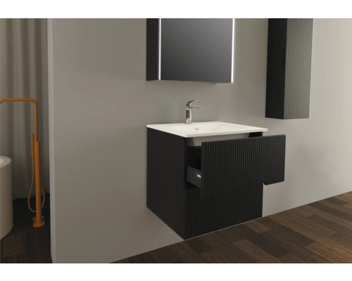 Badkamer met wastafelonderkast, wastafel, spiegelkast en hoge kast