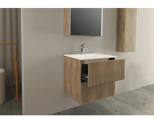 Badkamer met wastafelonderkast, spiegel en kast